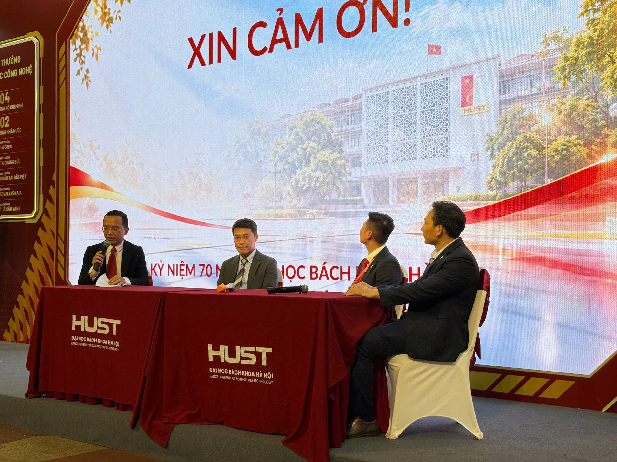 A discussion during HUST s 70th anniversary activities.